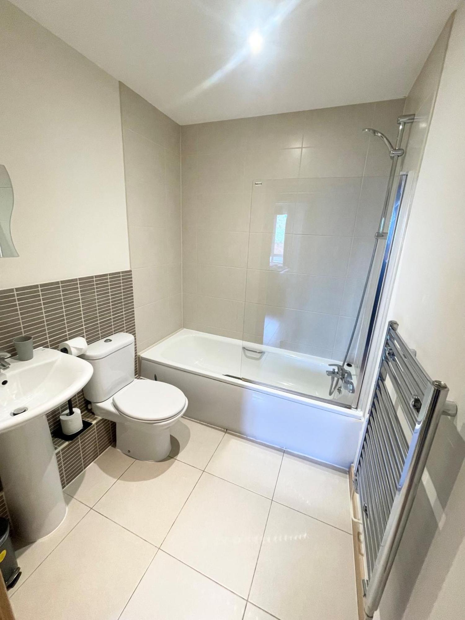 Blue Sky Apartments@Guildford Town Centre Esterno foto